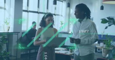 Ofisteki çeşitli iş adamları üzerinde veri işleme animasyonu. Küresel iş ve dijital arayüz kavramı dijital olarak oluşturulmuş video.