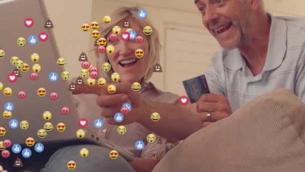Animação Emoji Cara Sobre Casal Sênior Caucasiano Com Cartão Crédito — Vídeo de Stock