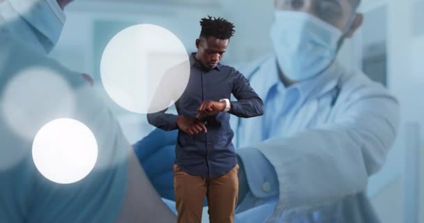 Animation Afrikansk Amerikansk Man Med Smartwatch Över Biracial Manlig Läkare — Stockvideo