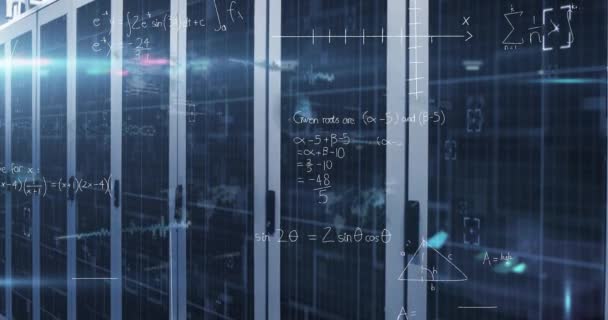 コンピュータ サーバー ルームに対する数学方程式とデータ処理のアニメーション ビジネスデータストレージ技術の概念 — ストック動画