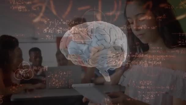 多様な学生に対する数学方程式とデジタル脳のアニメーション テクノロジー デジタルインターフェースの概念デジタル生成されたビデオ — ストック動画