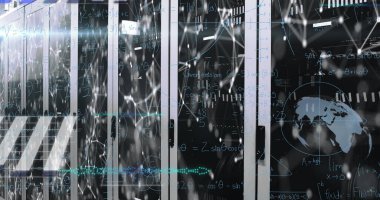 Bilgisayar sunucu odasına karşı matematiksel denklemlerin ve veri işlemenin resmi. Bilgisayar arayüzü ve iş veri depolama teknolojisi kavramı