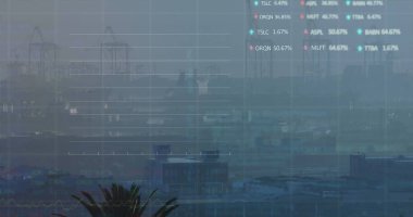 Şehir manzarası üzerinde finansal veri işleme resmi. Küresel iş, finans, veri işleme ve dijital arayüz kavramı dijital olarak oluşturuldu.