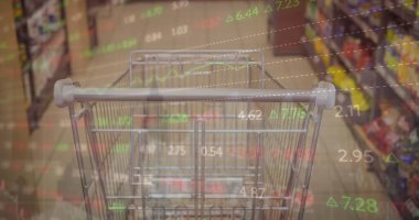 Alışveriş arabasının üzerindeki finansal veri işleme resmi. Küresel alışveriş, iş, finans, veri işleme ve dijital arayüz kavramı dijital olarak oluşturulmuş görüntü.