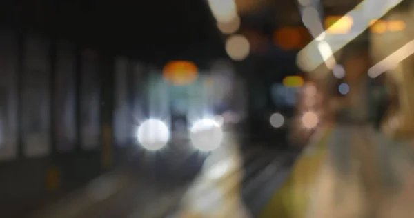 Defokussiertes Bild Von Linsenraketen Und Fahrendem Zug Einer Bahn Station — Stockfoto