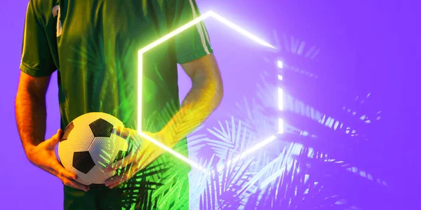 中段的男性高加索球员持球在照明的六边形和植物之上 复制空间 数码合成 霓虹灯 发光和抽象概念 — 图库照片