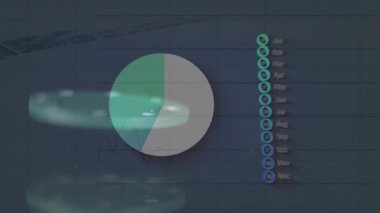 Animasyon istatistik ve finansal verilerin bir ızgarada işlendiğini gösteriyor. Çipler yavaş çekimde siyah bir zemine düşüyor. Bu video dijital olarak üretilir ve finans, iş ve para birimi kavramını temsil eder..