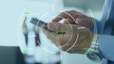 Akıllı telefon kullanan beyaz adamların taranmasının animasyonu. Küresel iş ve veri işleme kavramı dijital olarak oluşturulmuş video.