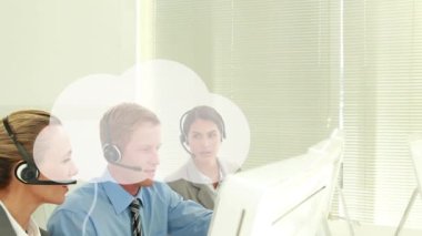 Bilgisayarlarla çalışan çeşitli danışmanlar yerine teknolojili bulutların animasyonu. İş, dijital olarak üretilen teknoloji konseptiyle çalışmak.