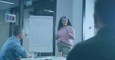 Ofisteki çeşitli iş adamları üzerine parlak metin animasyonu. Sosyal medya, iletişim ve iş konsepti dijital olarak oluşturulmuş video.