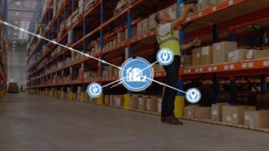 Depoda çalışan beyaz adamın üzerindeki ikonlarla olan bağlantıların animasyonu. Küresel gönderme, ağlar ve veri işleme kavramı dijital olarak oluşturulmuş video.