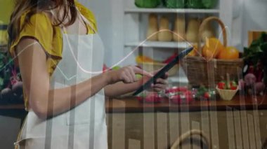 Beyaz kadın alışverişi ve tablet kullanımı üzerine finansal veri işleme animasyonu. Küresel iş ve veri işleme kavramı dijital olarak oluşturulmuş video.