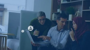 Profil simgelerinden oluşan bir ağın animasyonu ofiste tartışan farklı meslektaşlardan oluşan bir ekibin oluşturulması. Küresel ağ ve iş teknolojisi kavramı