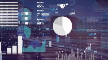 Gece trafiğinde dijital ekranda finansal grafiklerin ve veri işlemenin animasyonu. Ulaşım, dijital arayüz, finans ve teknoloji konsepti dijital olarak oluşturulmuş video.