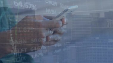 Akıllı telefon kullanan erkekler üzerinde finansal veri işleme animasyonu. Küresel iş ve veri işleme kavramı dijital olarak oluşturulmuş video.
