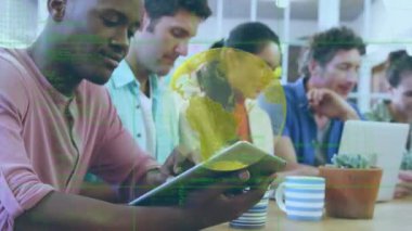 Çeşitli iş adamları üzerinde çalışan küresel ve veri işleme animasyonları. Küresel iş, finans ve veri işleme kavramı dijital olarak oluşturulmuş video.