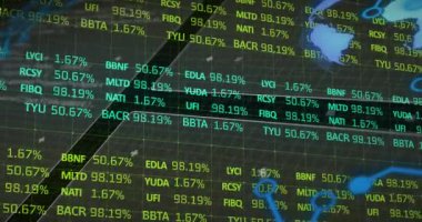 Siyah arka planda ekranları olan finansal veri işleme ve küresinin animasyonu. Küresel finans, iş ve veri işleme kavramı dijital olarak oluşturulmuş video.