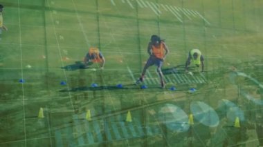 Animasyon, egzersiz yapan çeşitli erkek futbol oyuncuları üzerinde veri işleme. Küresel spor ve dijital arayüz kavramı dijital olarak oluşturulmuş video.