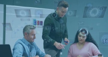 Çeşitli iş adamları üzerinde tarama ve veri işleme dürbünlerinin animasyonu. Küresel iş, finans ve veri işleme kavramı dijital olarak oluşturulmuş video.