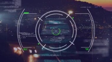 Gece manzarası boyunca görüntü bulucu ve veri işleme animasyonları. Veri işleme, ulaşım ve trafik konsepti dijital olarak oluşturulmuş video.