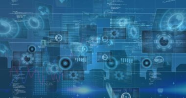 Mavi arkaplan üzerindeki ekranlardaki dijital arayüz ve veri işleme resimleri. Dijital olarak oluşturulmuş küresel veri işleme kavramı.