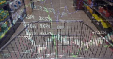 Alışveriş arabasının üzerindeki finansal veri işleme resmi. Küresel alışveriş, iş, finans, veri işleme ve dijital arayüz kavramı dijital olarak oluşturulmuş görüntü.