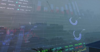 Şehir manzarası üzerinde finansal veri işleme resmi. Küresel iş, finans, veri işleme ve dijital arayüz kavramı dijital olarak oluşturuldu.
