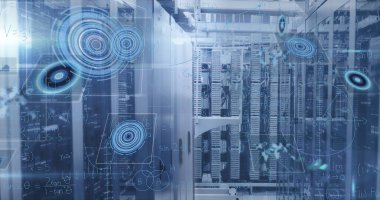 Bilgisayar sunucu odasına karşı matematiksel denklemlerin ve veri işlemenin resmi. Bilgisayar arayüzü ve iş veri depolama teknolojisi kavramı