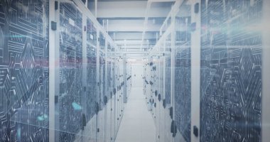 Bilgisayar sunucu odasına karşı matematiksel denklemlerin ve veri işlemenin resmi. Bilgisayar arayüzü ve iş veri depolama teknolojisi kavramı