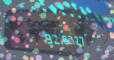 Grafiklerin, simgelerle bağlantıların ve akıllı telefondan sosyal medya üzerinden dünya haritasının resmi. Küresel finans, ekonomi, ağ ve teknoloji konsepti dijital olarak oluşturulmuş görüntü.