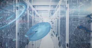 Bilgisayar sunucu odasına karşı matematiksel denklemlerin ve veri işlemenin resmi. Bilgisayar arayüzü ve iş veri depolama teknolojisi kavramı