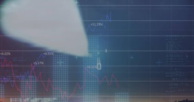 Şehir manzarası üzerinde finansal veri işleme resmi. Küresel iş, finans, veri işleme ve dijital arayüz kavramı dijital olarak oluşturuldu.