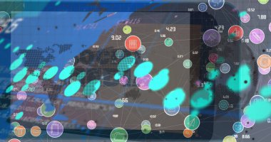 Grafiklerin, simgelerle bağlantıların ve akıllı telefondan sosyal medya üzerinden dünya haritasının resmi. Küresel finans, ekonomi, ağ ve teknoloji konsepti dijital olarak oluşturulmuş görüntü.