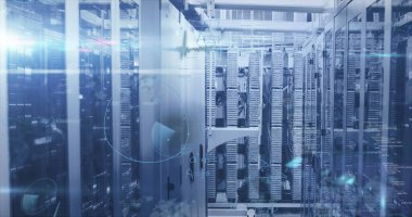 Bilgisayar sunucu odasına karşı matematiksel denklemlerin ve veri işlemenin resmi. Bilgisayar arayüzü ve iş veri depolama teknolojisi kavramı