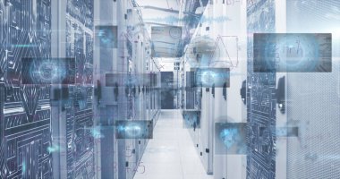 Bilgisayar sunucu odasına karşı matematiksel denklemlerin ve veri işlemenin resmi. Bilgisayar arayüzü ve iş veri depolama teknolojisi kavramı