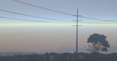 Şehir manzarası üzerindeki ışık izlerinin bileşimi. Küresel teknoloji, bilgisayar ve dijital arayüz kavramı dijital olarak oluşturulmuş görüntü.