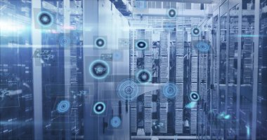 Bilgisayar sunucu odasına karşı matematiksel denklemlerin ve veri işlemenin resmi. Bilgisayar arayüzü ve iş veri depolama teknolojisi kavramı