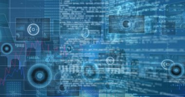 Mavi arkaplan üzerindeki ekranlardaki dijital arayüz ve veri işleme resimleri. Dijital olarak oluşturulmuş küresel veri işleme kavramı.