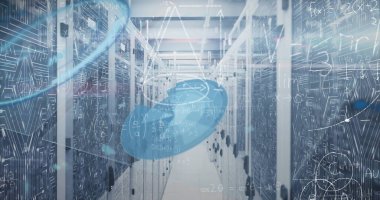 Bilgisayar sunucu odasına karşı matematiksel denklemlerin ve veri işlemenin resmi. Bilgisayar arayüzü ve iş veri depolama teknolojisi kavramı