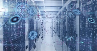 Bilgisayar sunucu odasına karşı matematiksel denklemlerin ve veri işlemenin resmi. Bilgisayar arayüzü ve iş veri depolama teknolojisi kavramı