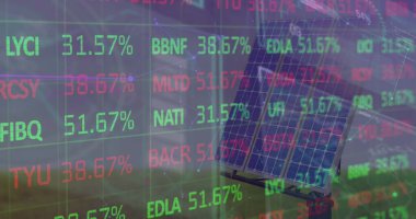 Güneş panelleri üzerinde veri işleme görüntüsü. Küresel iş ve dijital arayüz kavramı dijital olarak oluşturulmuş görüntü.