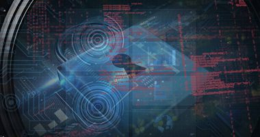 Radarların, programlama dilinin ve arka plandaki asma kilit üzerindeki merceğin yansıması. Dijital olarak oluşturulmuş, hologram, kodlama, makine öğrenimi, güvenlik, koruma, veri ve teknoloji kavramı.