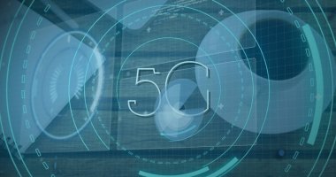Masanın üzerinde dizüstü bilgisayarla 5G metin ve veri işleme ile tarama alanı görüntüsü. Küresel teknoloji, bilgisayar ve dijital arayüz kavramı dijital olarak oluşturulmuş görüntü.