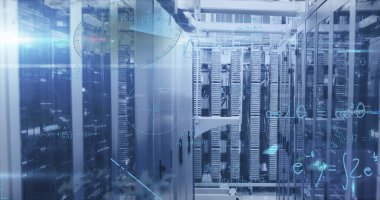 Bilgisayar sunucu odasına karşı matematiksel denklemlerin ve veri işlemenin resmi. Bilgisayar arayüzü ve iş veri depolama teknolojisi kavramı