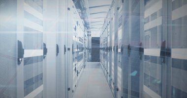 Bilgisayar sunucuları ağından akan veri işleme ve dijital bilgi, yüzeyinde parlayan beyaz ışık izleri olan bir sunucu odasıdır. İnternet hizmeti sağlayıcısı veya veri işleme merkezi kavramı küresel bir dijitadır.