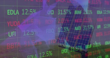 Güneş panelleri üzerinde veri işleme görüntüsü. Küresel iş ve dijital arayüz kavramı dijital olarak oluşturulmuş görüntü.