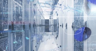 Bilgisayar sunucu odasına karşı matematiksel denklemlerin ve veri işlemenin resmi. Bilgisayar arayüzü ve iş veri depolama teknolojisi kavramı