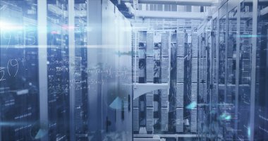 Resim, sunucu odasındaki bir bilgisayar sunucu ağından geçen veri işleme ve dijital bilgiyi basitleştirir ve yüzeyde beyaz ışık izleri belirir.. 