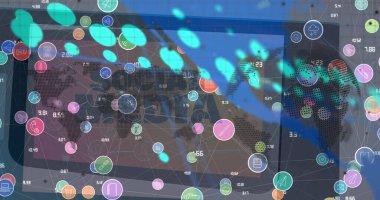 Grafiklerin, simgelerle bağlantıların ve akıllı telefondan sosyal medya üzerinden dünya haritasının resmi. Küresel finans, ekonomi, ağ ve teknoloji konsepti dijital olarak oluşturulmuş görüntü.