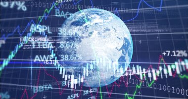 Donanma dijital uzayında dünya üzerinde işlenen çeşitli veri ve grafiklerin görüntüsü. Küresel iş, finans, ekonomi, dijital arayüz ve teknoloji kavramı.